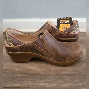 Ariat Expert Hera Slip-resistant Brown Leather Work Clog size 8.5 women's